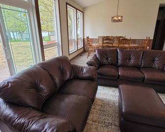Long Lake Retreat Centuria - Centuria - Living room