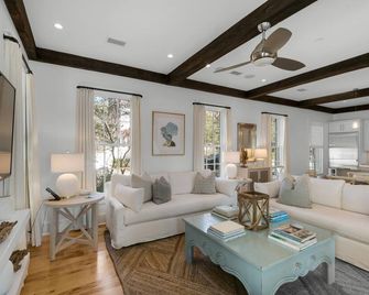 Comfortably Chic-Expansive Courtyard-Minutes to Beach/Pools-4 Bikes Included - Rosemary Beach - Living room