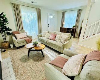 Boho Hideaway Townhome, 2br/2.5ba Near UofM/Highland Strip - Memphis - Oturma odası