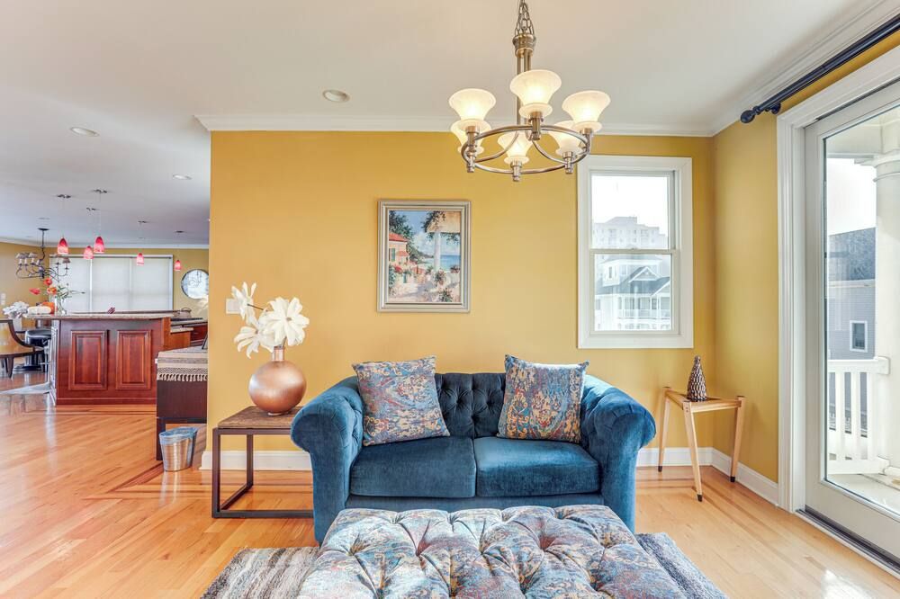 Steps to Shore: Spacious Atlantic City Retreat! - אטלנטיק סיטי - סלון