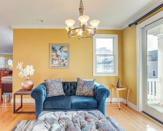 Steps to Shore: Spacious Atlantic City Retreat! - Atlantic City - Sala de estar