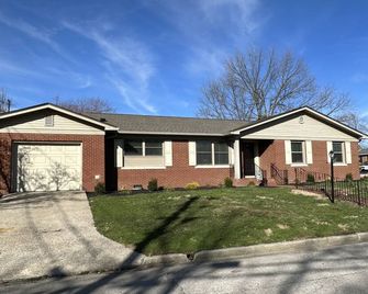 Westwood Luxury Ranch Home includes washer/dryer - Richmond - Building