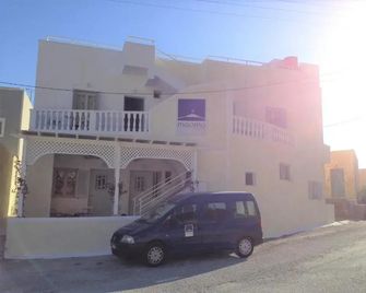Sagma Beach Rooms - Perissa - Gebäude