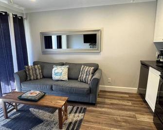 Vitaminsea-Beautifully Renovated,king,bikes,chairs - Hilton Head Island - Living room