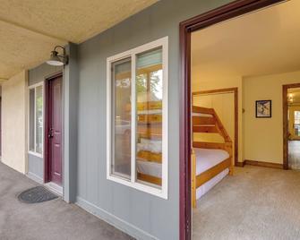 Walk to Ski Shuttle Cozy Mountain Meadows Condo - Frisco