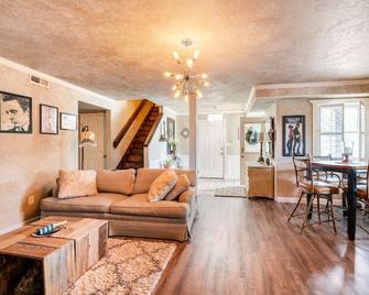 Charlies Place A Guest Suite In Entire Home/Apt - Mount Juliet - Living room