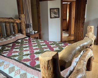 Stay on an Alpaca Farm - New Milford - Bedroom