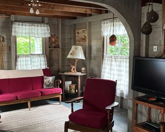 Rustic cottage a block from the water at 19 Broadway, Bayside, Northport - Northport - Sala de estar