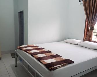 OYO 93951 Family Guesthouse - Medan - Yatak Odası