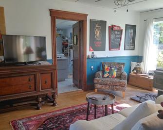 Water view , Queen bedroom and ensuite, with free breakfast. Shared facilities. - Digby - Wohnzimmer