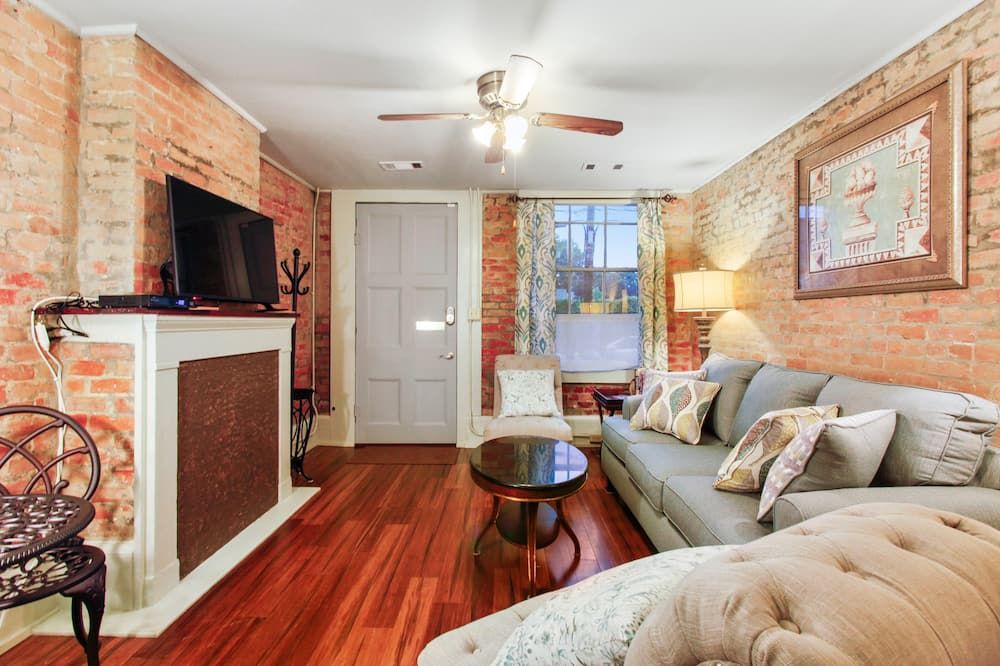 Charmed History- Treme Creole Cottage one block from French Quarter - ניו אורלינס - סלון