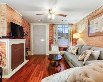Charmed History- Treme Creole Cottage one block from French Quarter - ניו אורלינס - סלון