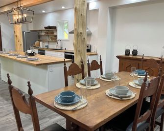 Eagle Lake Cabin, Sleeps 12, Steps to Boat Launch, Mins to Sandy Beach & Stores - South River - Dining room