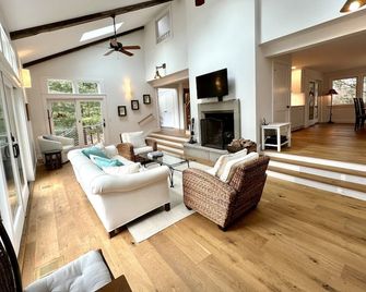 New & Fabulous! Walk To Lamberts Cove Beach & Ice House Pond - West Tisbury - Pokój dzienny