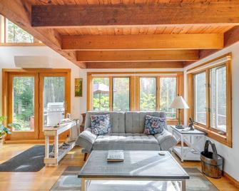 Ellsworth Home about 18 Mi to Acadia Natl Park! - Ellsworth - Sala de estar