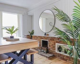Flo Suite by Koya Homes-3-Bed Home-Parking - Mumbles - Dining room