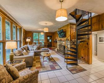 Hungry Mother Island. A Unique Cabin Retreat. In State Park, Back Of The Dragon - Marion - Вітальня