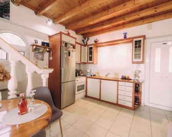 Yiannis' Maizonette Ancient Olympia - Happy Rentals - Olympia - Kitchen