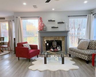 Modern 4br Retreat Extended Stay Ideal. Sw Houston - Sugar Land - Living room