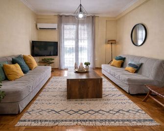Mignon & Teak Apartments - Aten - Vardagsrum