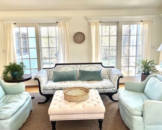 Stunning designer cottage just 2 blks to private beach.! Sleeps 8. - Lakeside - Living room