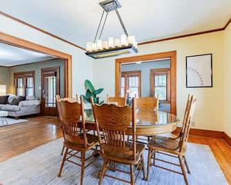 Modern Bungalow: spacious 3BR home near downtown Champaign & campus - Champaign - Dining room