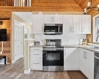 Lake Vibes 3 BD 1 BA Cottage steps from the Lake - Lacombe - Кухня
