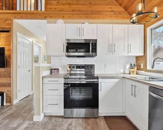 Lake Vibes 3 BD 1 BA Cottage steps from the Lake - Lacombe - Kitchen