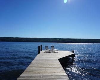 Charming lakefront cottage with private beach and boat dock. - Burdett