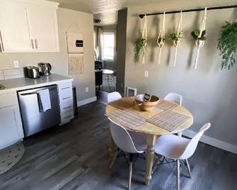 Clean and Cozy Boho Nampa Home - Nampa - Dining room