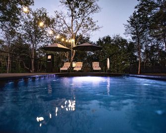 Lakeside North at Live Oak Lake | Modern Cabin - Bellmead - Pool