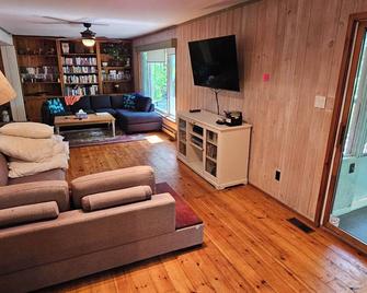 Beautiful year round cottage in Minden, great for families & sledders! - Minden - Sala de estar