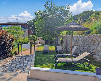 Beautiful Apartment In Vallon Pont Darc - Vallon-Pont-d'Arc - Innenhof
