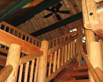 Sweet Huckleberry Cottage on Old Hatchery Lake - Union - Escaleras