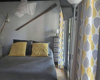 A haven of peace in the middle of 70 hectares of forest. Large covered terrace - Léon - Habitación