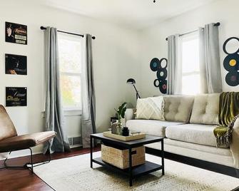 Centrally Located Evv Apartments - Evansville - Living room