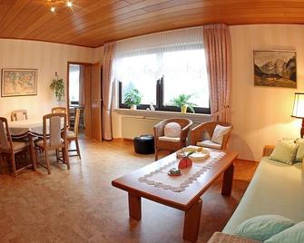 Bright, friendly apartment in romantic Wiedtal overlooking the countryside - Rossbach - Living room