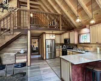 Buckingham cabin#2 @ the Lake minutes from New River Gorge National Park Hot tub - Mount Nebo - Kitchen