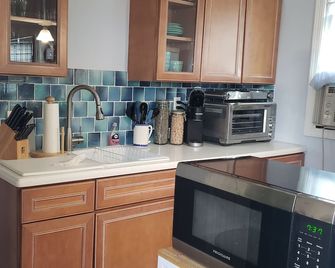 Cozy Beach Getaway - 1000' from Ocean/Boardwalk; 6 blocks from LIRR - Long Beach - Kitchen