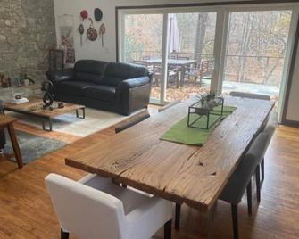 Spacious House on the lake 15 min from uptown Charlotte or CLT airport - Mount Holly - Comedor