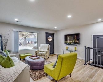 Fully Fenced Yard W/ W&D + 2 Bathrooms! - Wichita - Living room