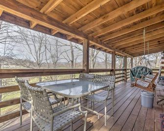 Serene Cabin in the Smokies w/ 2 Decks & Hot Tub! - Maggie Valley - Balcony