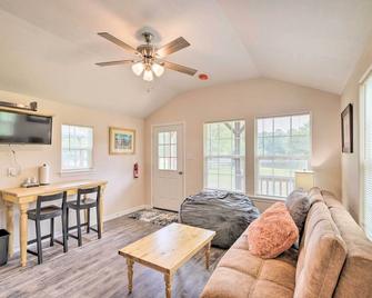 Lakefront Cabin w/ Access to 2 Paddleboats! - Woodville - Living room