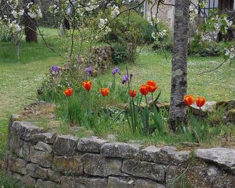 Peaceful Detached Cottage Studio French Countryside Private Garden Nature Lovers - Champagne-Mouton - Vista del exterior