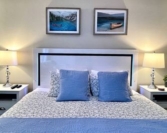 Spacious, Modern Hotel Room on Second Floor/ 1 assigned indoor parking stall, AC - Canmore - Schlafzimmer