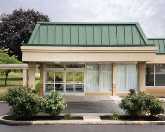 Days Inn & Suites by Wyndham York - York - Building