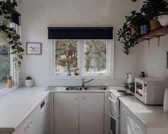 Blue Lagoon Beach House - Absolute Beachfront! - Dodges Ferry - Cocina