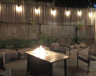 Saugerties Village Space with Great Backyard - Saugerties - Hàng hiên