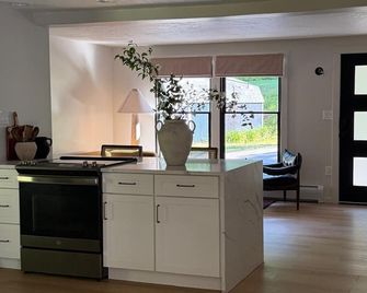 Rhodora House - Modern Stream-side Retreat - Philipsburg