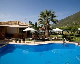 Grand Nefeli Hotel - Vasiliki - Piscina